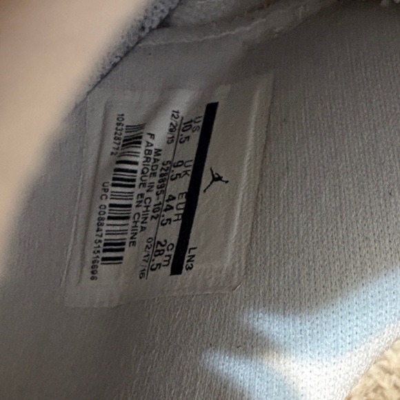 Jordan Cherry 11s Low top - Picture 2 of 6